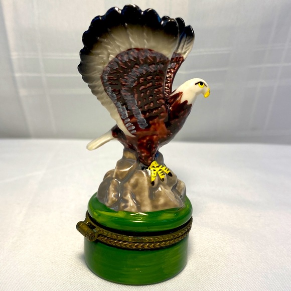 American Bald Eagle sits atop this hand painted porcelain keepsake box. - Picture 5 of 9